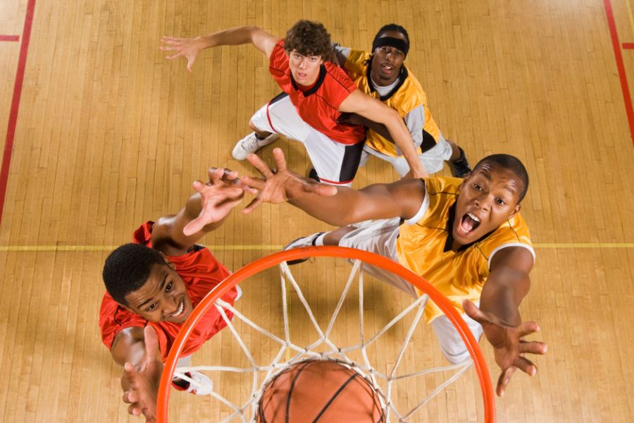 joueurs de basket essayant de sauter au panier et récupérer un rebond
